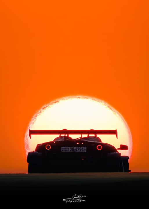 لوحة فنية رباعية مطبوعة على الألمنيوم - غروب السيارات في Gulf Run